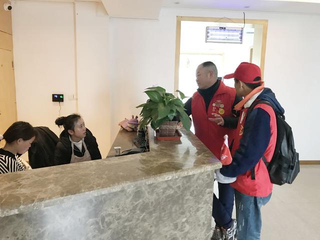 安顺经开区“橙丝带”创文志愿者，点亮城市文明留影不留痕