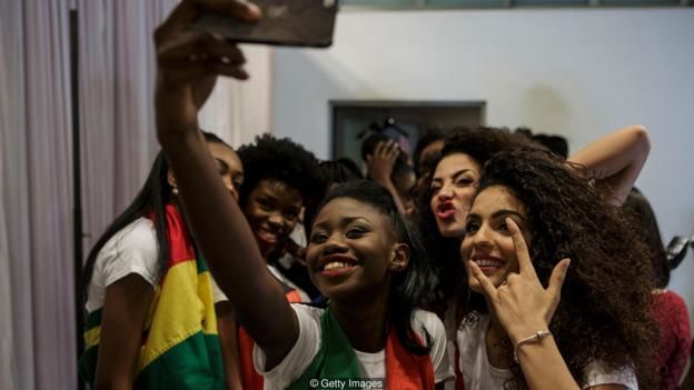 我们频繁使用社交媒体 会因此牺牲自己精神健康吗？