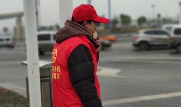 安顺经开区“橙丝带”创文志愿者，点亮城市文明留影不留痕