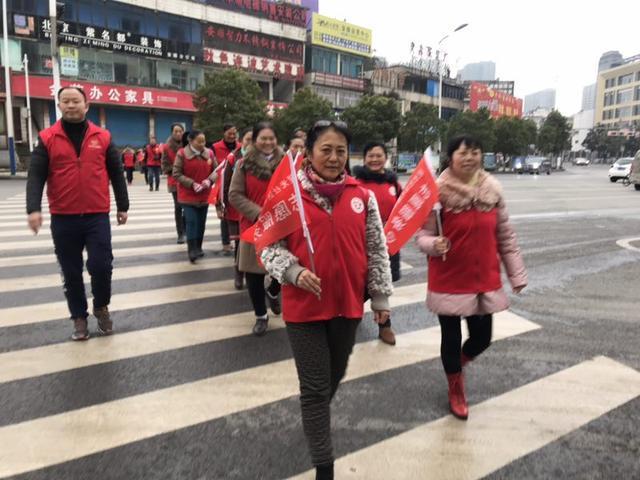 安顺经开区“橙丝带”创文志愿者，点亮城市文明留影不留痕