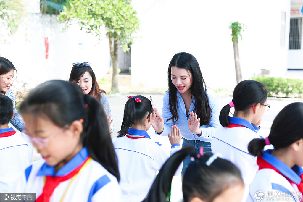 余晚晚随美丽中国到访潮州 为当地学生送去温暖与鼓励