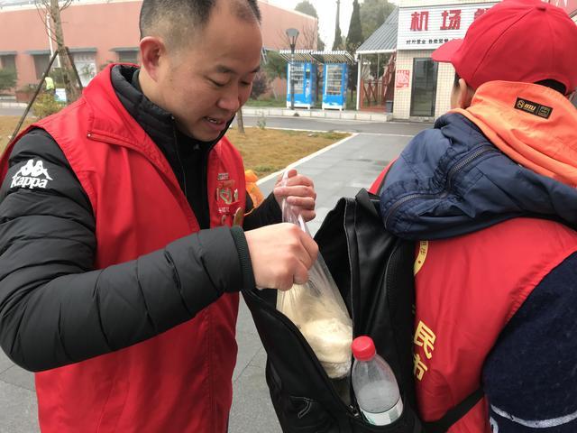 安顺经开区“橙丝带”创文志愿者，点亮城市文明留影不留痕