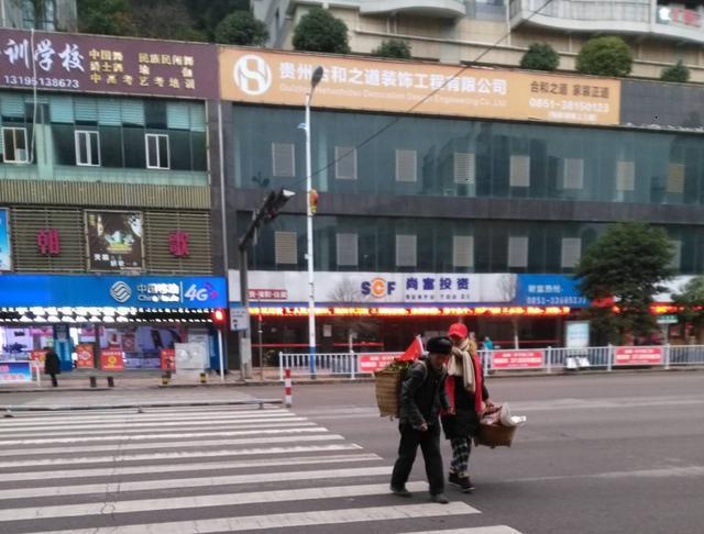 安顺经开区“橙丝带”创文志愿者，点亮城市文明留影不留痕