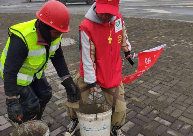 安顺经开区“橙丝带”创文志愿者，点亮城市文明留影不留痕