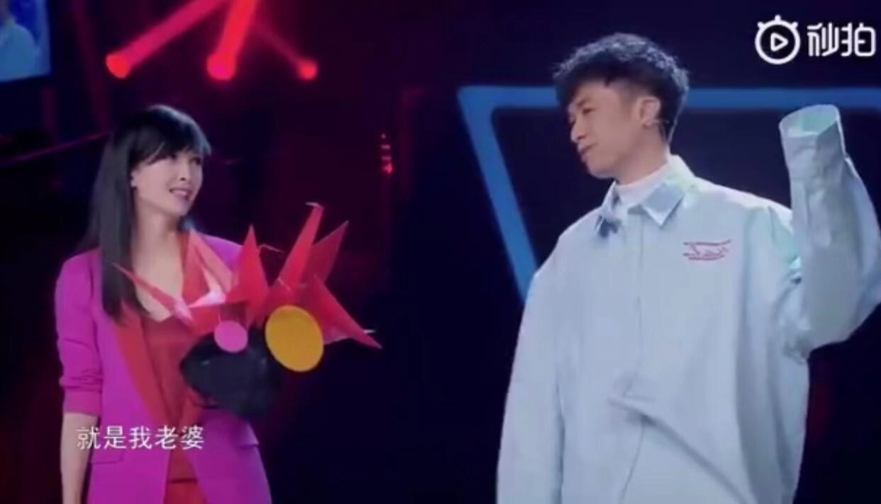 51岁周慧敏与老公倪震罕见同框秀恩爱，却被网友吐槽脸修得太奇怪！