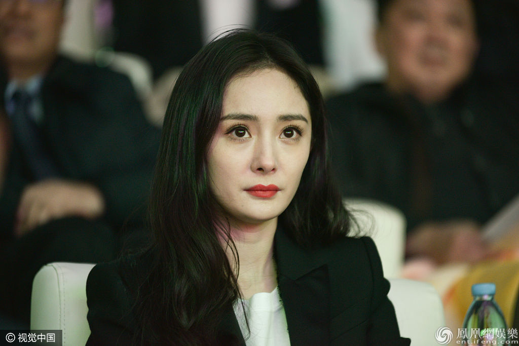 杨幂离婚后首次正式露面西装精致干练 谈话间举手显呆萌