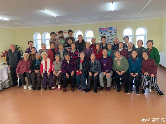 贾乃亮离婚风波后独自亮相新年晚会，获主持人鼓励：男儿当自强