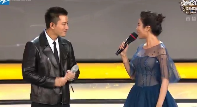 贾乃亮离婚风波后独自亮相新年晚会，获主持人鼓励：男儿当自强