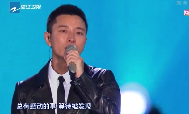 贾乃亮离婚风波后独自亮相新年晚会，获主持人鼓励：男儿当自强