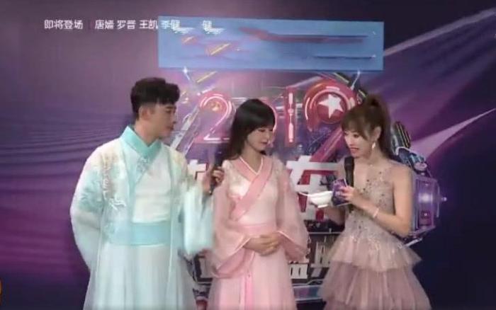 罗晋唐嫣婚后首次同台秀恩爱，深情对视唱情歌，甜到炸！
