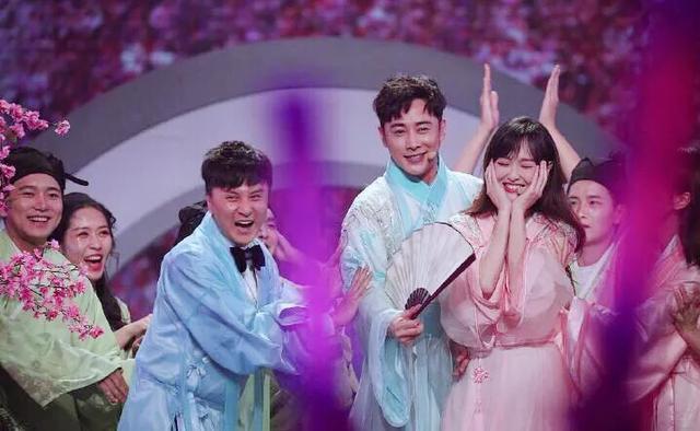 罗晋唐嫣婚后首次同台秀恩爱，深情对视唱情歌，甜到炸！
