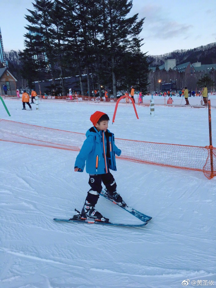 黄圣依带安迪滑雪，网友却在关注滑雪场：自家的？