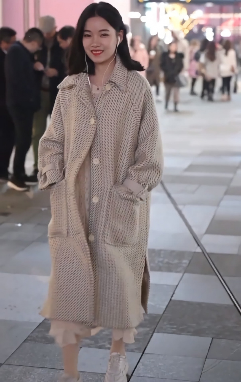 美女的大衣情趣真金贵,要用两件粉底遮起来,用用具保健品女丝袜图片