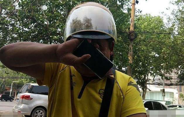 女客户提无理要求,遭到外卖小哥拒绝,隔天却傻眼了!