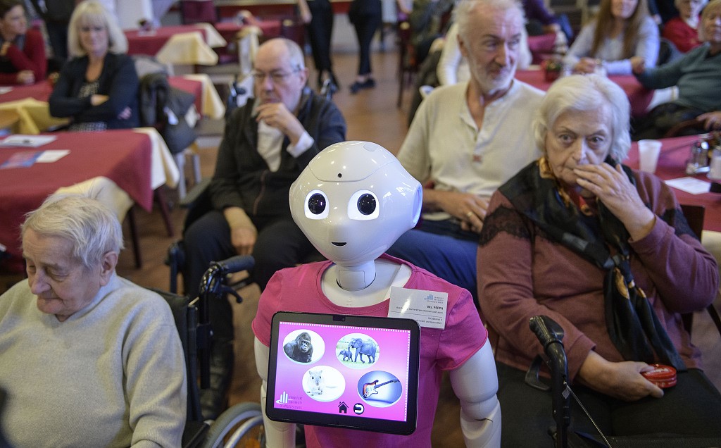 相比人类，机器人护理更加让老人没负担？
