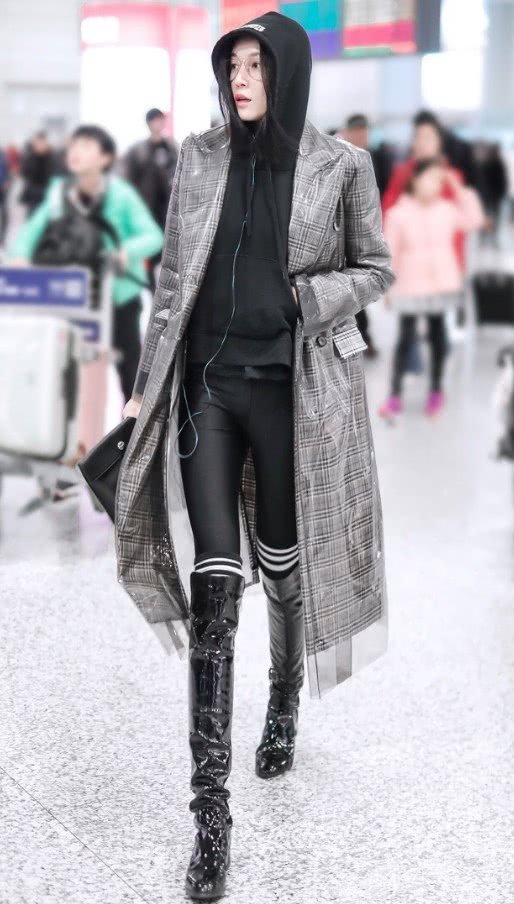 张蓝心的腿看呆了,包了3层还那么瘦,这无处安