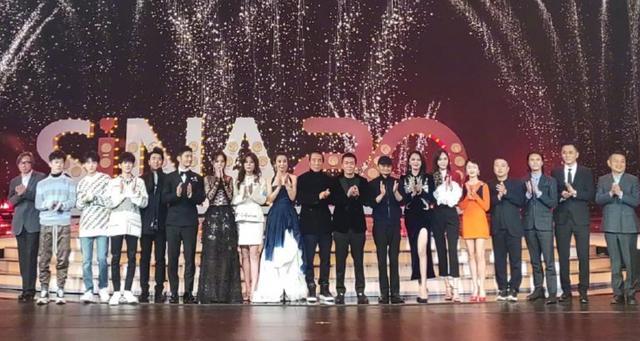 微博之夜看点多：王思聪嚼口香糖，杨幂挤C位，周星驰尴尬试戏！