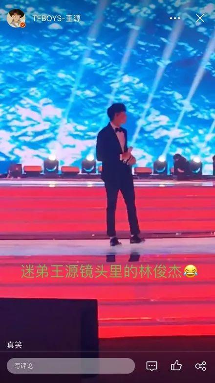 娜扎热巴首次同框，中间夹一个朱一龙，微博之夜的神颜组合来啦