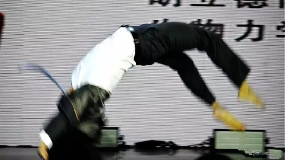 靠搞笑登上《nature》封面，他戴着马桶圈领“诺奖”