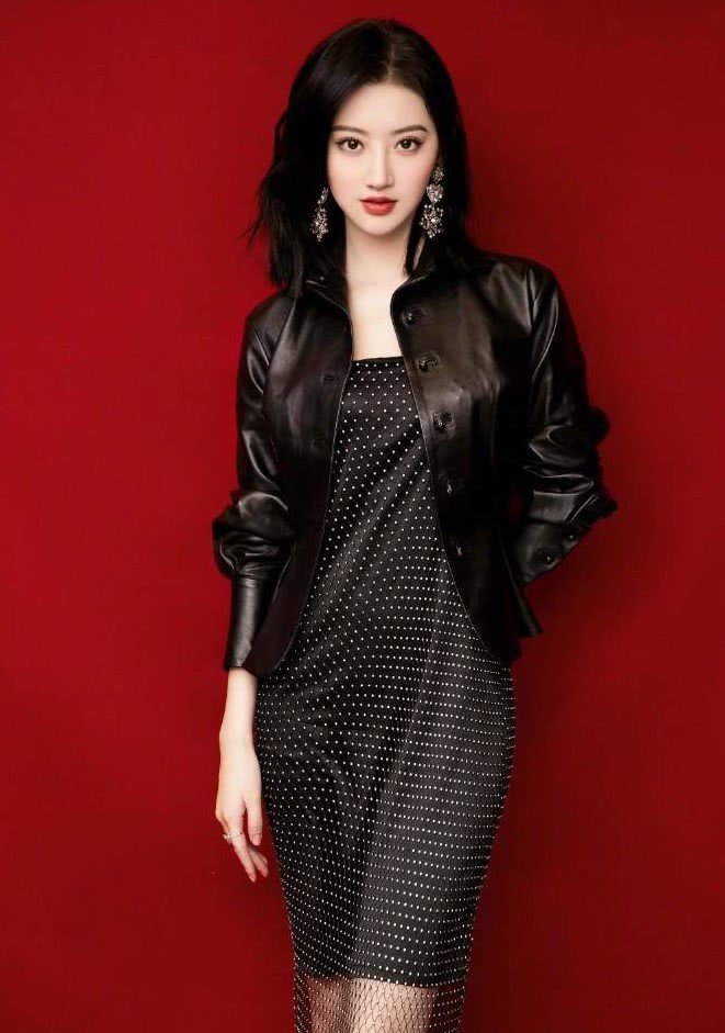 景甜穿铁网裙,却意外凹出蝴蝶腰,难道不咯腿