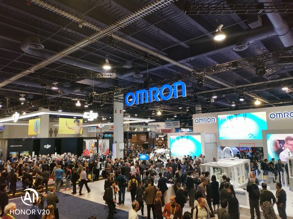 我们带了3台手机逛CES：结果荣耀V20把老外惊呆了