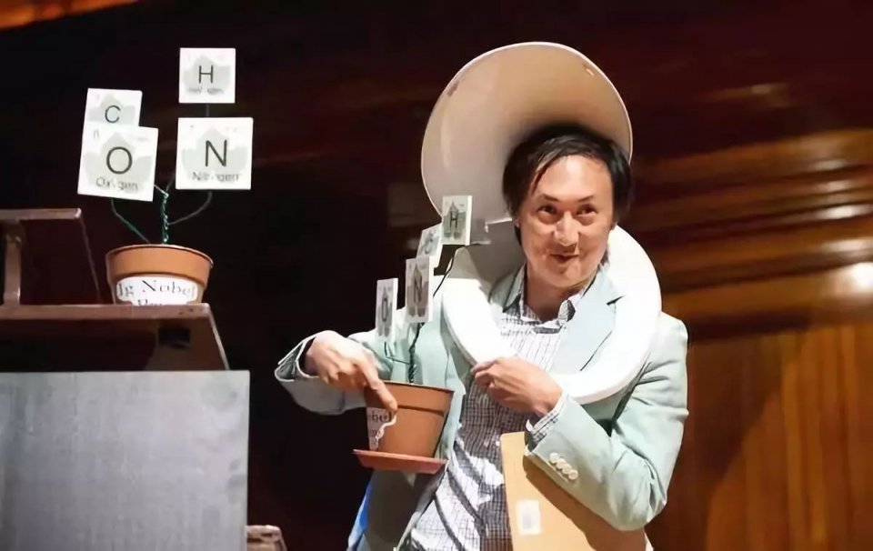 靠搞笑登上《nature》封面，他戴着马桶圈领“诺奖”