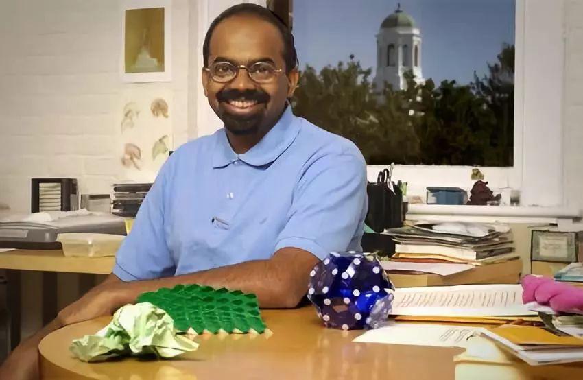 靠搞笑登上《nature》封面，他戴着马桶圈领“诺奖”