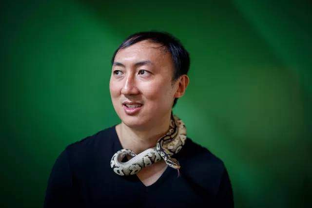 靠搞笑登上《nature》封面，他戴着马桶圈领“诺奖”