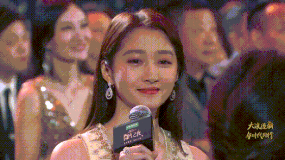 娜扎热巴首次同框，中间夹一个朱一龙，微博之夜的神颜组合来啦