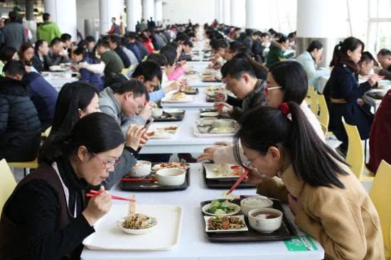 在华为工作15年的老员工，年底到手能有多少钱？说出来你别不信