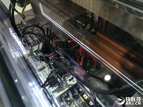 效率比风冷高4000倍！技嘉搬出液冷服务器：16块显卡