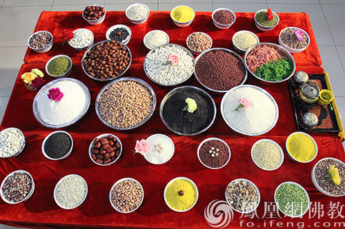 天津莲宗寺腊八施粥现场:众人大赞好喝_凤凰网