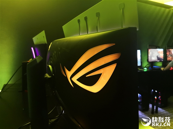 来感受65寸BFGD巨幕玩游戏!沉迷不可自拔