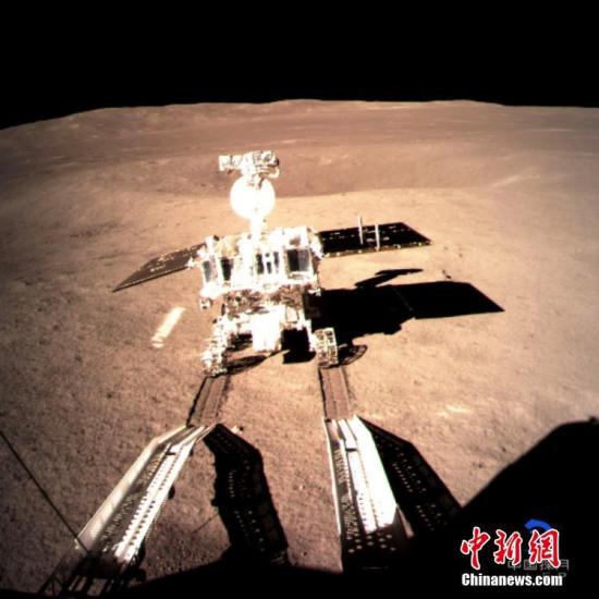 资料图：嫦娥四号着陆器上监视相机拍摄的玉兔二号在月背留下第一道痕迹的影像图。中新社发中国国家航天局供图