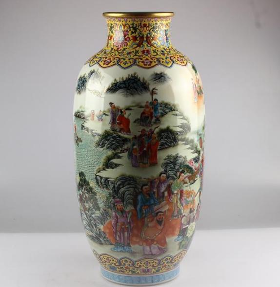 乾隆御用瓷器—“珐琅彩人物故事莱菔瓶”