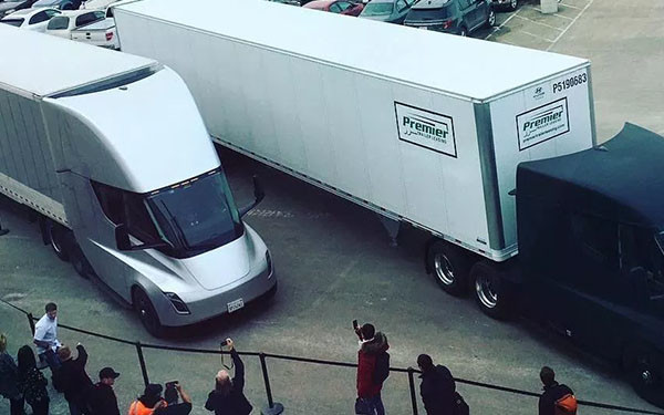 戴姆勒卡车CEO表示:无情的现实会给特斯拉上一课