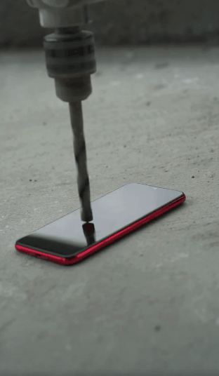 红米Note 7用电钻测试：结果屏幕完好