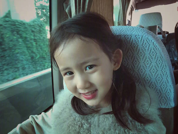 孙莉分享小女儿表情包,黄磊称多妹假笑女孩,嘟嘴表情和爸爸超像