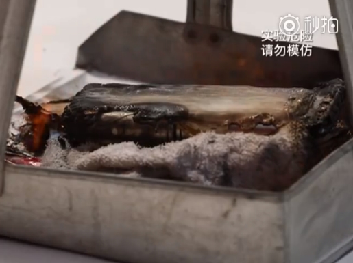 充电宝失火该咋办？专家：拿水浇