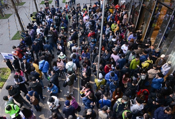 华为Mate 20 X登陆台湾市场：上千人排队抢购