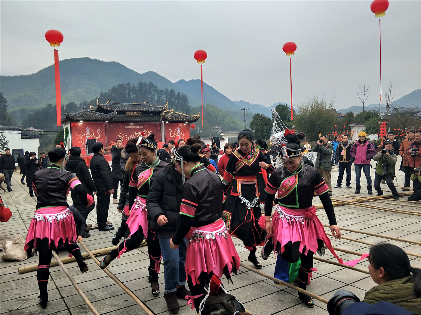 今年的畲族年活动当地政府整合挖掘了"畲族婚嫁表演,畲家美食盛宴,畲