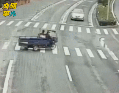 一组动图提醒你：羊肠小道危机四伏 进村小心三轮熊娃