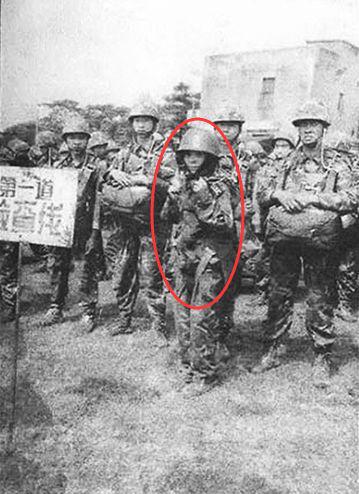 中国女兵高空跳伞画面爆燃!为什么女兵也要训练这一高难课目?