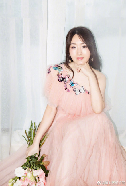 杨钰莹穿粉色纱裙和腾格尔唱“学猫叫”，网友：快50了，长得像15