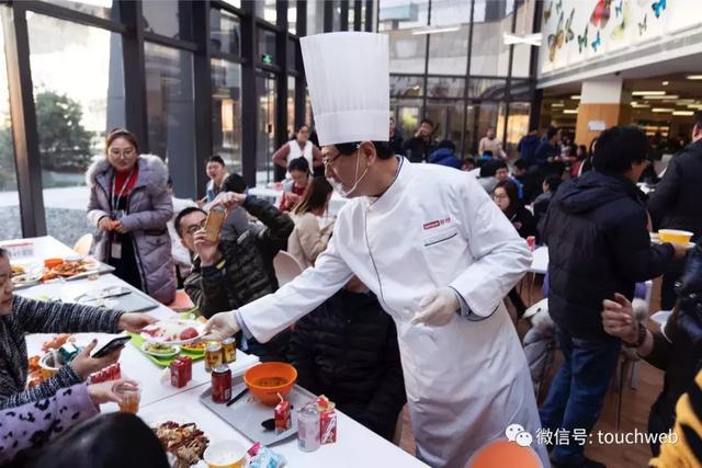 杨元庆化身主厨庆祝“小年”：现身联想食堂窗口为员工盛饭派餐
