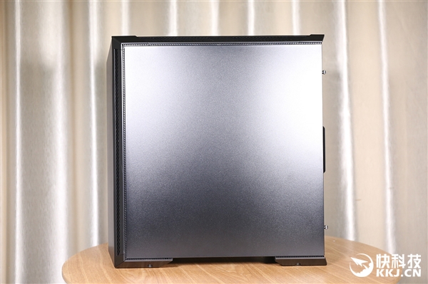 微星MPG氪金枪100电竞机箱图赏：4mm钢化玻璃侧透