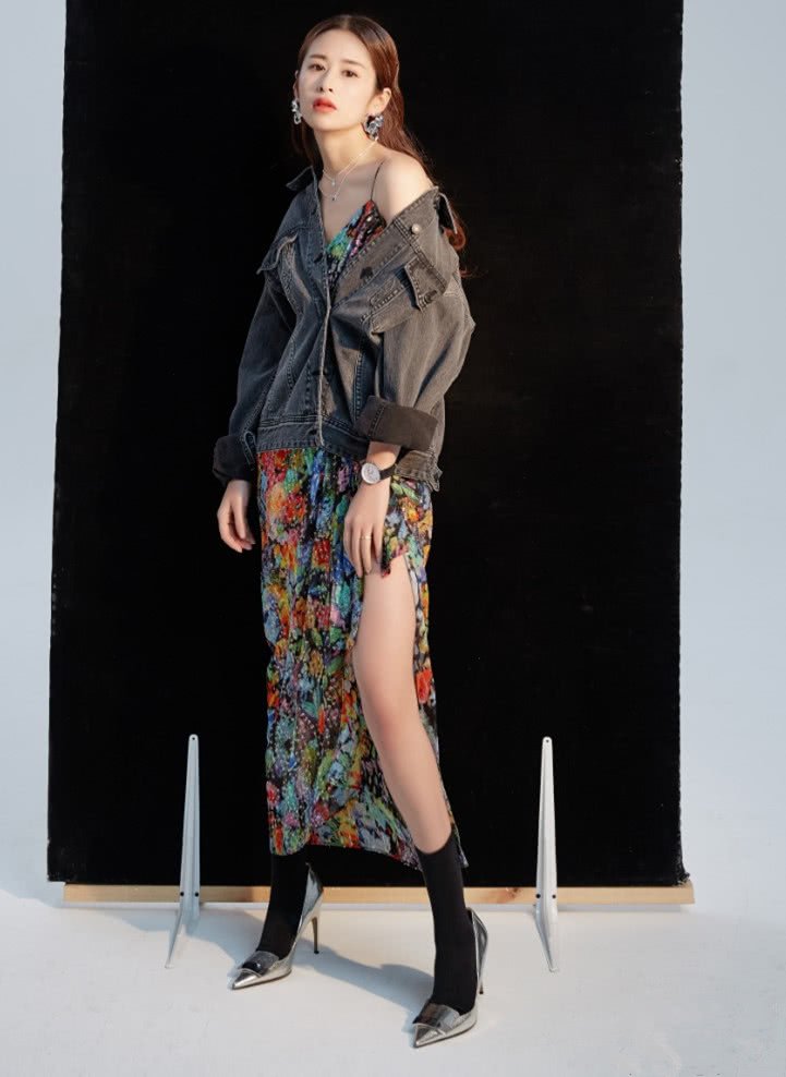 颖儿教你新春潮搭,红衣+短裙简约又时尚,轻松