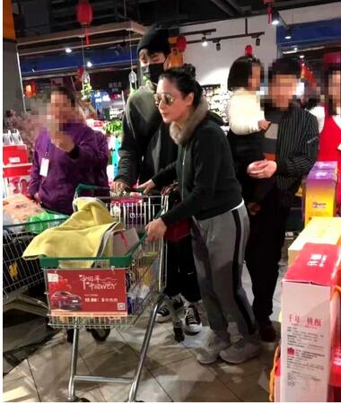 陈红回老家带儿子逛超市买年货，打扮低调无人识
