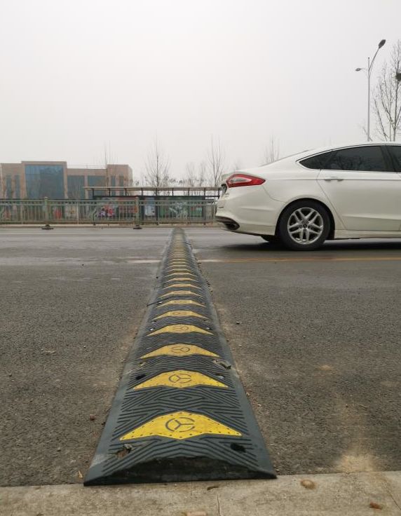 中华西路主干道上的减速带,让来往车辆很"烦恼"