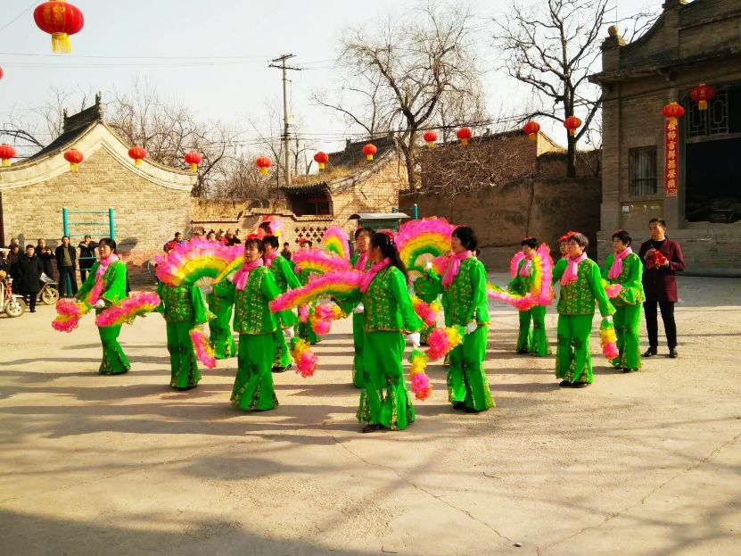 过年了,人们用锣鼓和彩带迎接新春.图为忻州市西平村的秧歌队.